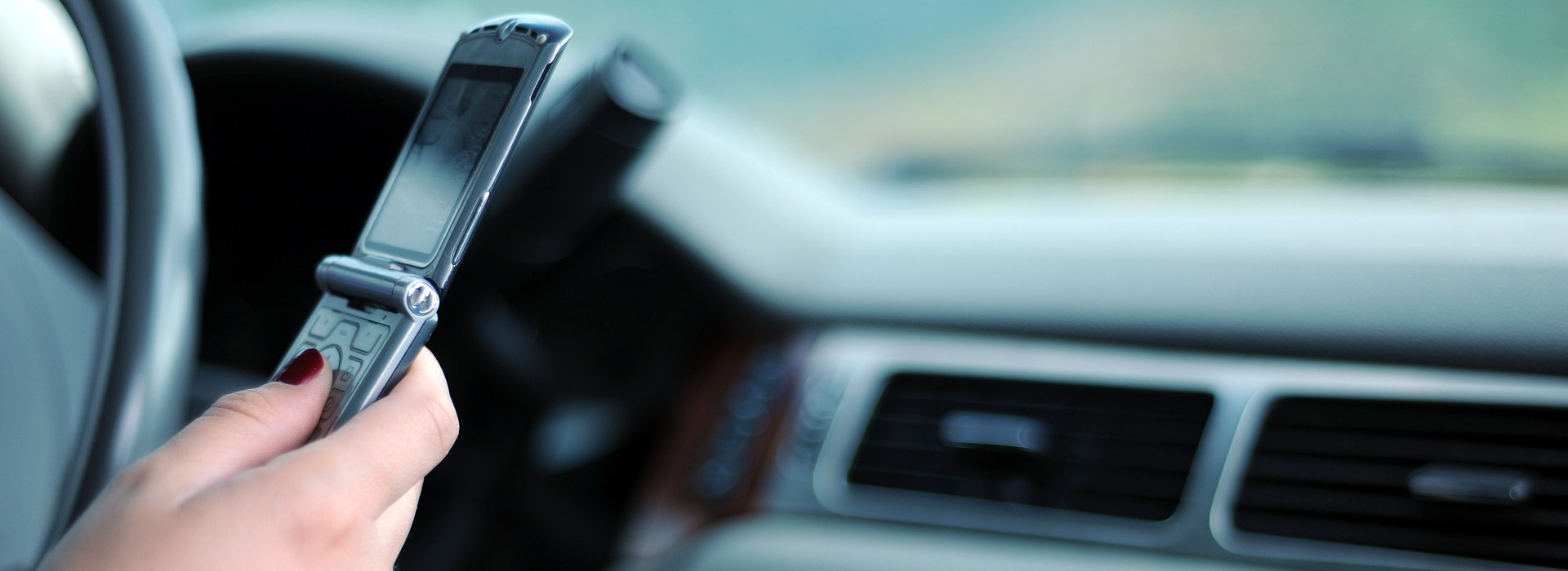 Codice della Strada: le nuove regole per l’uso del telefono in auto