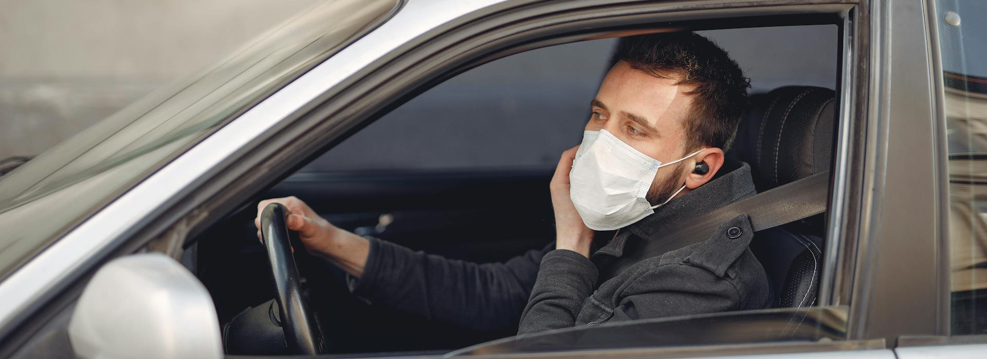 Guidare con le cuffie o gli auricolari: cosa dice davvero il Codice della Strada?