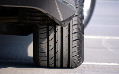 Pneumatici sgonfi: quanto incidono davvero su consumi, sicurezza e durata delle gomme?